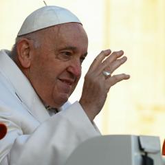 El papa Francisco bautiza a un bebé ingresado en el centro en el que estaba hospitalizado en Roma