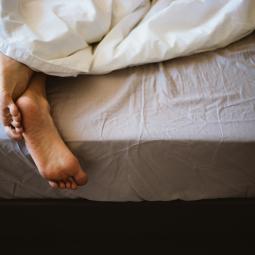 La ciencia por fin te revela por qué sacas los pies fuera de la cama