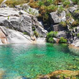 El espectacular pozo de aguas cristalinas escondido en la naturaleza y ubicado entre Portugal y Galicia
