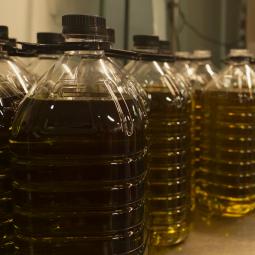 Ponen fecha al aceite de oliva a cinco euros en los supermercados