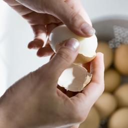 Añade una cucharada en agua hirviendo: el desconocido truco para que los huevos cocidos se pelen solos