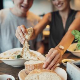 Una experta en bioquímica revela por qué en los restaurantes sirven el pan y después el resto de la comida