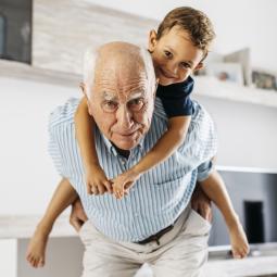 Un psicólogo contradice a los que quieren que los abuelos no consientan a los nietos: "Están para eso"