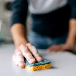 Ni para los electrodomésticos ni para las encimeras: un experto advierte de los riesgos de este remedio casero de limpieza