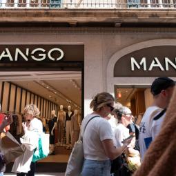 Esta es la historia de Mango, la marca catalana que ha sabido llevar la moda española al mundo