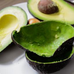 Las cáscaras del aguacate no son basura, son un tesoro en tus manos con múltiples usos