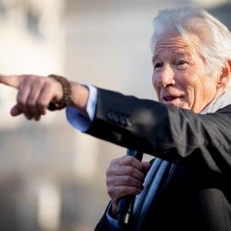 Captan el emotivo reencuentro de Richard Gere con su familia en Madrid tras un viaje transformador