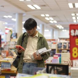 Acude a una librería y sale con un sueldo de 3.000 euros para los próximos 14 años