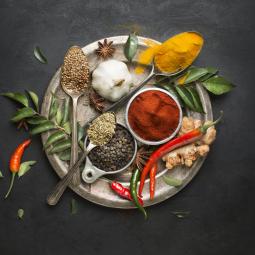 Una farmacéutica recomienda sustituir el ingrediente de moda por el trío de especias para el "botiquín antiinflamatorio"