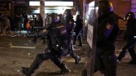 Continúan las protestas frente a la sede del PSOE en Ferraz