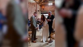 El emotivo momento en el que una mujer en silla de ruedas cumple su sueño de ir andando al altar