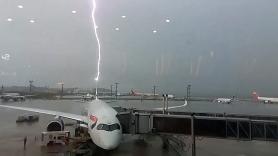 Graban el momento en el que un rayo impacta contra un avión en Brasil