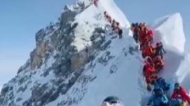 Suben al Everest para encontrar la paz y encuentran que tienen que hacer cola