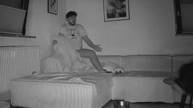 Duerme plácidamente en el sofá y su perro le da el susto de su vida