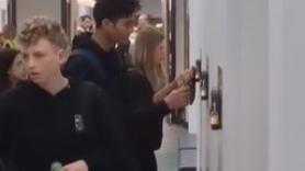 La primera escuela "sin teléfonos" de Escocia sorprende con un método radical que bloquea los móviles de los alumnos