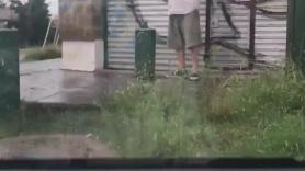 La emoción de un hombre cuando su nieto lo recoge para que no se moje con la lluvia