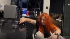 Una chica va a cocinar y termina encendiendo el fuego con su propio cuerpo