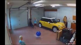 Dos hermanos juegan con una pelota en el garaje y una cámara graba lo que nadie se esperaba que pasase