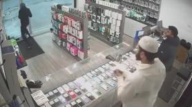 Intenta robar un teléfono móvil y hace el ridículo