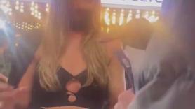 El gesto de Margot Robbie con un fan cuando se da cuenta de que tiene problemas de audición