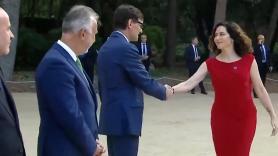 El llamativo saludo entre Ayuso y Salvador Illa