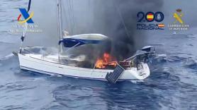 Dos narcos queman un velero cargado de cocaína en Tenerife al ser interceptados por Aduanas