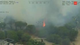 Cuatro helicópteros y 14 dotaciones de bomberos intentan controlar un incendio en Torrelodones (Madrid)