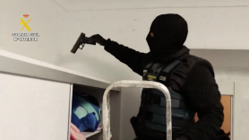 AK-47, fusiles y bolis-pistola: 11 detenidos de una red de tráfico de armas y drogas