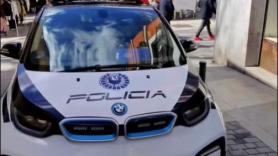 Analiza entre bromas cómo es el coche eléctrico de la Policía municipal y arrasa