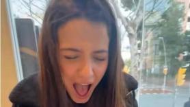 Recibe un DNI catalán como regalo de cumpleaños y la cara que se le queda en para enmarcar