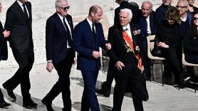 El príncipe Guillermo va en traje azul, que no negro, al funeral del papa pero no se salta el protocolo