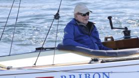 Juan Carlos I pasa la mañana de regatas en Sanxenxo con la infanta Elena