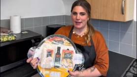 Una española le cocina paella a su familia inglesa y el resultado no es exactamente lo que esperaba