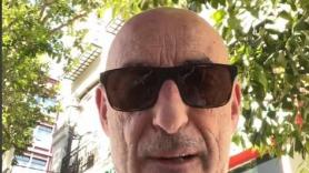 Felisuco va a un bar a tomar un café, un hombre le reconoce y él se parte de risa al escuchar lo que le dice a su amigo