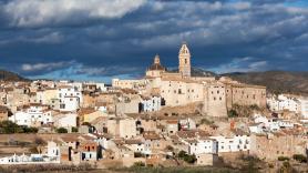 La aldea de Valencia con calles teñidas de blanco y azul que te transportará a Marruecos