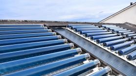 El sistema que jubilará las placas solares: genera electricidad y calor para ahorrar en luz y gas