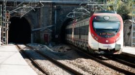 Los pasajeros de un tren de Renfe empiezan a escuchar todo esto por los altavoces