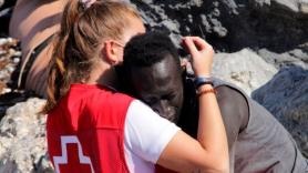 Muere en Málaga Abdou Ngom, el migrante senegalés cuyo abrazo a una voluntaria de Cruz Roja se hizo viral