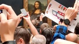 Un visitante del Louvre le lanza una tarta a 'La Gioconda'