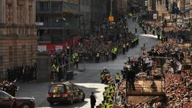El féretro de Isabel II es trasladado desde Edimburgo a Londres