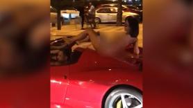 Se pasea en un Ferrari por Ibiza y con una mujer desnuda encima