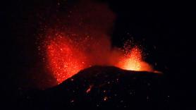 El volcán Etna entra en erupción y llena de ceniza la ciudad italiana de Catania