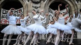 Bailarinas se manifiestan con una danza en contra de Macron