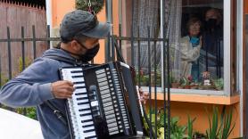 Un músico chileno anima a sus padres confinados tocando el acordeón frente a su ventana