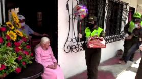 La policía colombiana celebra los 100 años de una anciana confinada