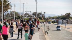 Cientos de 'runners' y surfistas salen a la calle en el primer día de permiso para hacer deporte