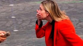 La ministra de Industria de Francia olvida su mascarilla y esta es su reacción