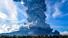 Un volcán de Indonesia entra en erupción y expulsa una enorme nube de ceniza