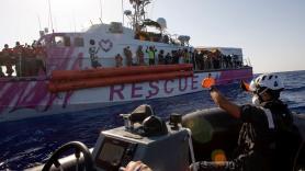 El barco solidario de Banksy rescata a cientos de migrantes en el Mediterráneo