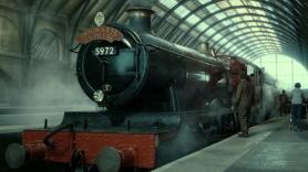 Esperan durante horas para ver el 'Expreso de Hogwarts', pero llega otro tren y se lo tapa